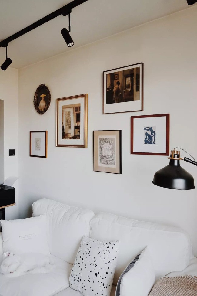 Tranh treo tường làm điểm nhấn.