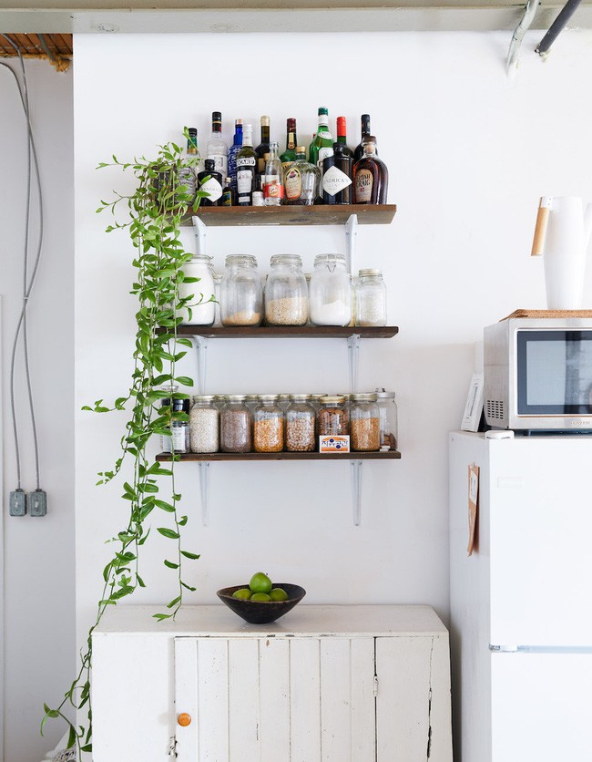 Bên cạnh giá sách là hệ thống kệ tự chế. Với loại kệ này, bạn sẽ thoải mái cất trữ những hộp đựng gia vị, đựng thực phẩm khô trong thời gian dài. Kệ đựng đồ tự chế cũng là cách tạo nên vẻ đẹp ấn tượng cho ngôi nhà.