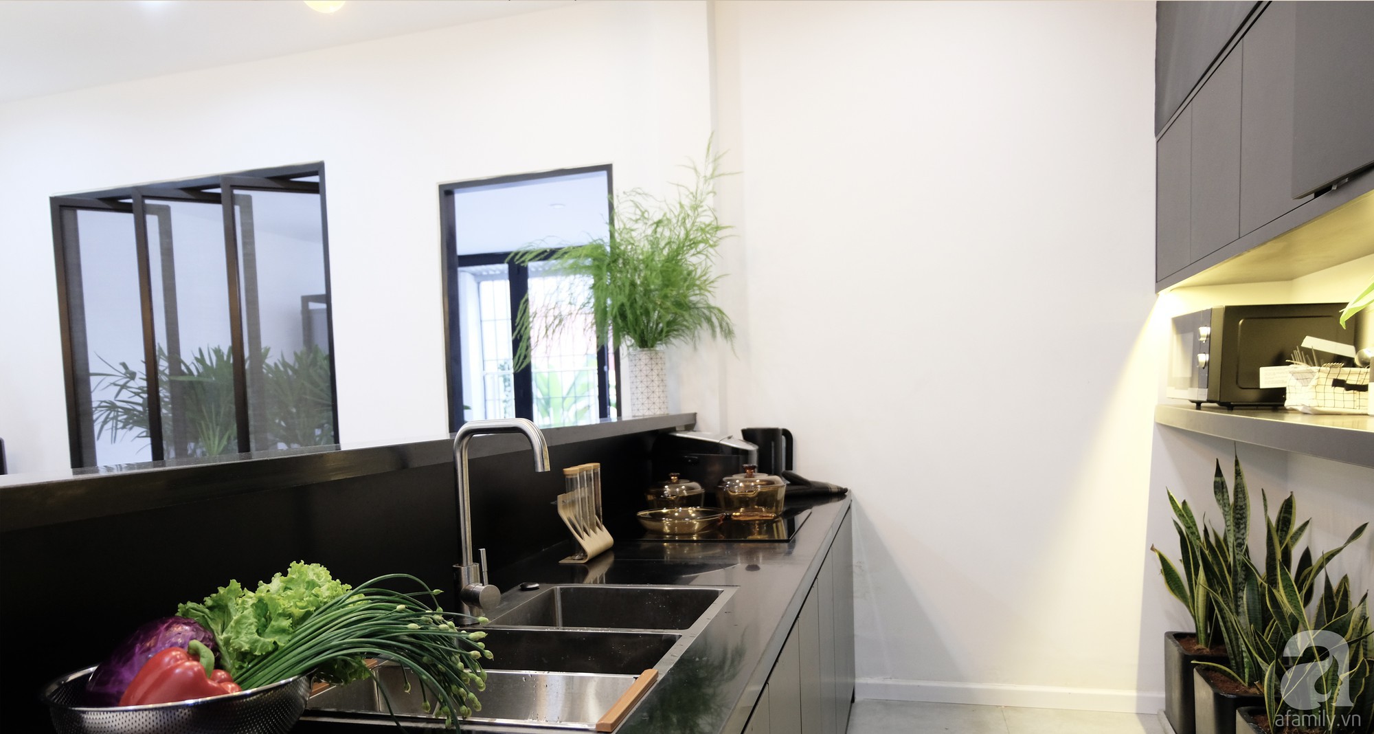 Bếp khá riêng biệt và tiện dụng với thiết kế bồn kiêm vách ngăn với khu ăn uống.