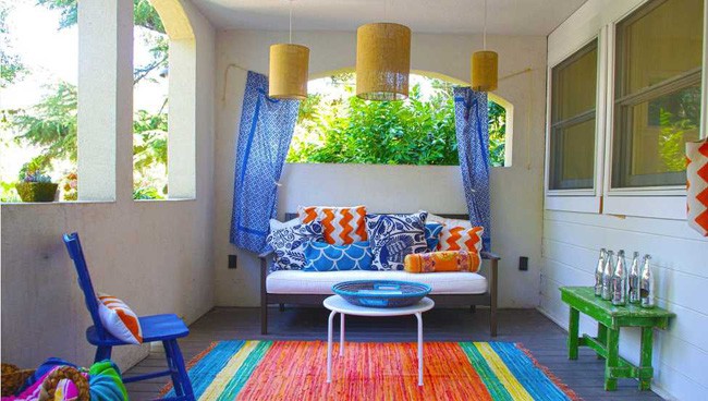 Đừng sợ những sắc màu táo bạo ở ban công, chúng vẫn hiện lên xinh xắn nếu bạn biết cách phối màu.