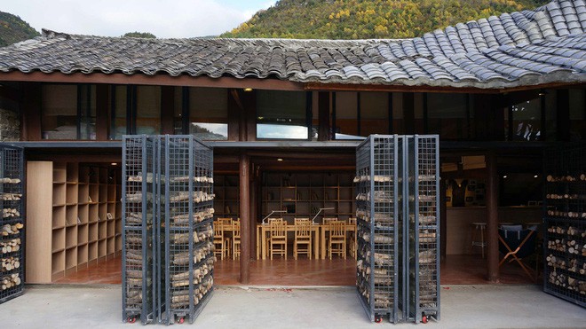 Hiên nhà đẹp lạ mắt.