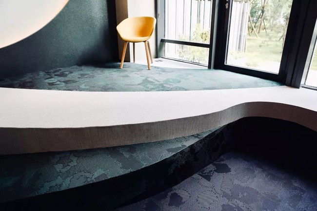 Những bậc thềm giật cấp đủ để tạo góc chuyện trò thân mật, sáng tạo.