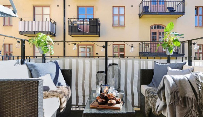 Nếu bạn sống ở nơi có khí hậu mát mẻ hơn, hãy xem xét thêm một số loại hàng dệt may để bổ sung cho không gian.