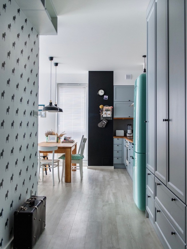 Cái nhìn từ cửa ra vào với không gian của toàn bộ căn hộ.