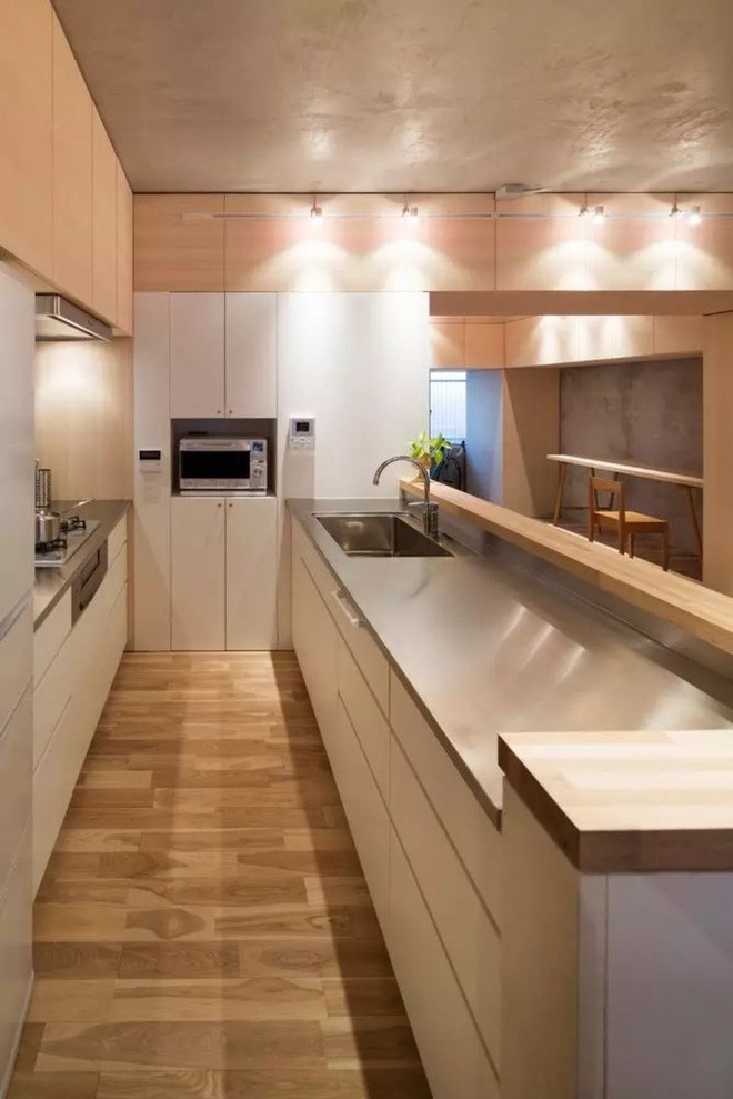 Góc bếp dễ khiến các bà nội trợ nhớ nhung với đường nét đơn giản nhưng vô cùng tinh tế. Chất liệu gỗ sơn bắt sáng tăng thêm vẻ đẹp cuốn hút cho khu vực nấu nướng.