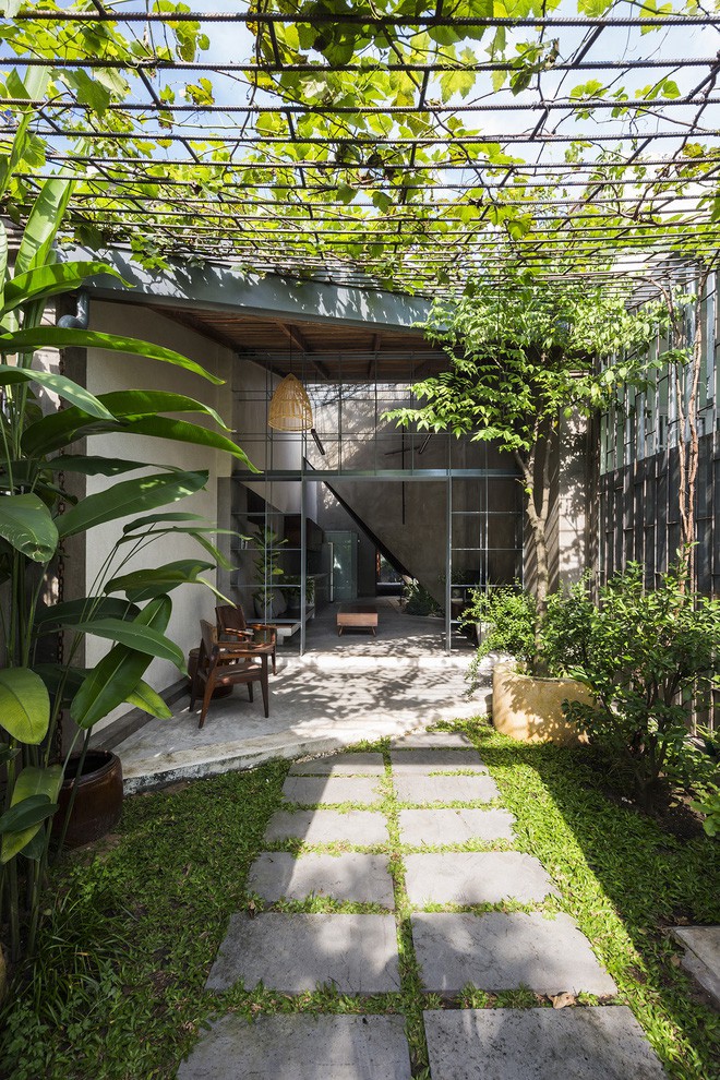 Ngôi nhà thoáng đãng với nhiều diện tích dành cho sân vườn.