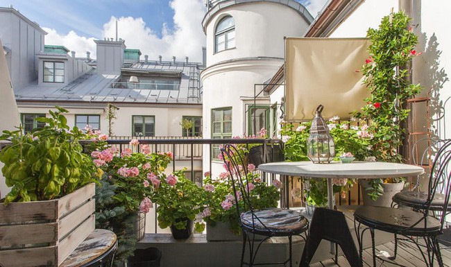 Nếu không gian ban công gấp khúc, hãy chọn đồ nội thất mỏng để tạo áo giác nhiều không gian hơn.