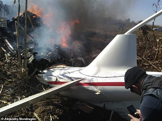 
Máy bay chỉ còn lại mảnh vỡ sau cú chạm đất kinh hoàng.
