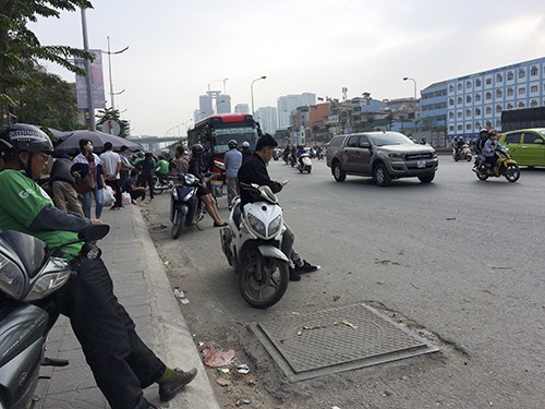 
Dọc đoạn đường Phạm Văn Đồng, xe ôm và người dân đứng hàng dài dưới lòng đường đón xe. Ảnh: PV
