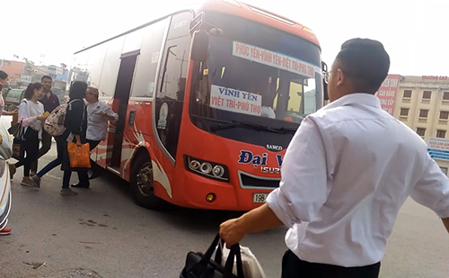 
Xe khách Đại Việt đi Phú Thọ dừng đón trả khách trong thời gian dài.
