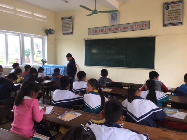 Không ít người thầy làm nghề với sự cay nghiệt. Trong ảnh: Lớp học ở Quảng Bình - nơi cô giáo bắt 23 học sinh cùng lớp tát bạn vì nói tục.