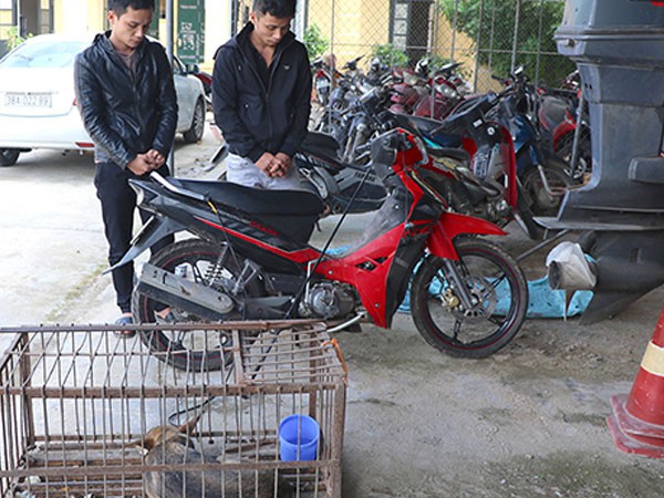 Hai nghi can cùng tang vật tại cơ quan điều tra. Ảnh: C.A