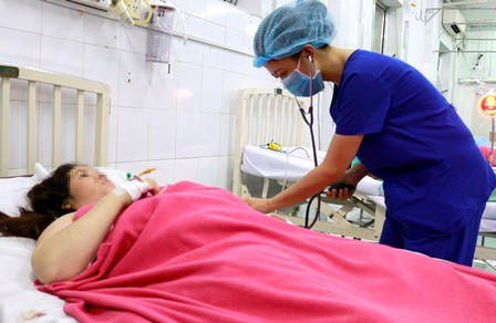 Nhân viên y tế của bệnh viện đang chăm sóc sản phụ