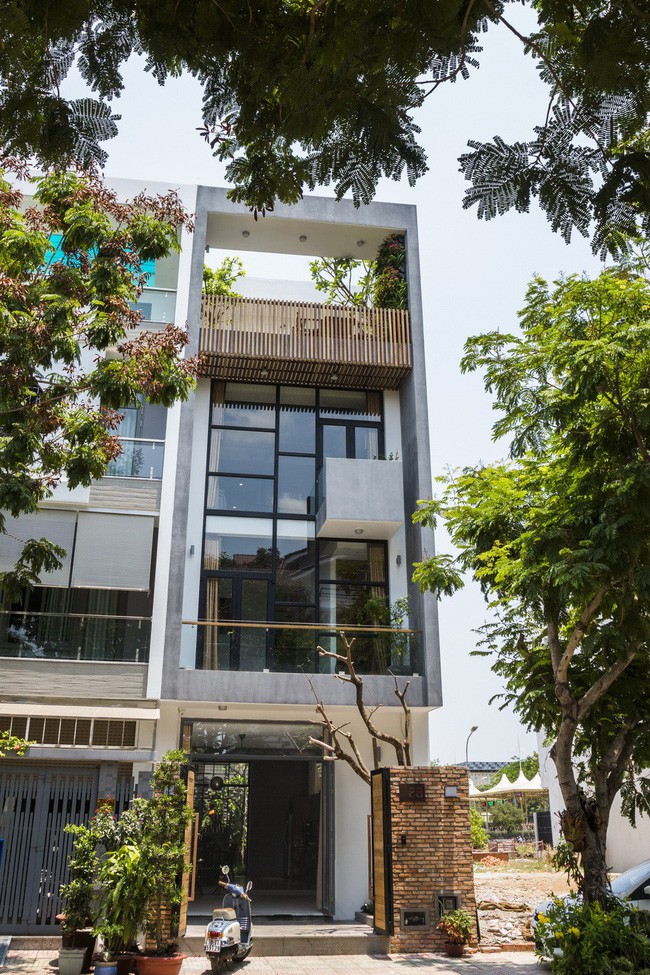 Ngôi nhà có mặt tiền đơn giản nhưng ngập tràn chất nghệ sĩ.