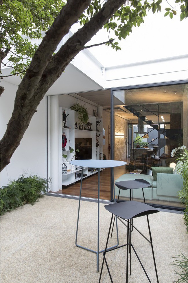 Không gian nhà ống hẹp và dài, cũ kỹ, tối tăm được biến hóa ngoạn mục thành chốn đi về nhiều người ao ước.