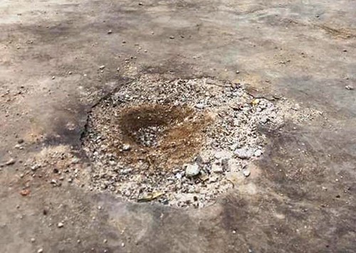 
Cổng nhà anh Thanh bị khoét một hố nhỏ. Ảnh: Đ.H

