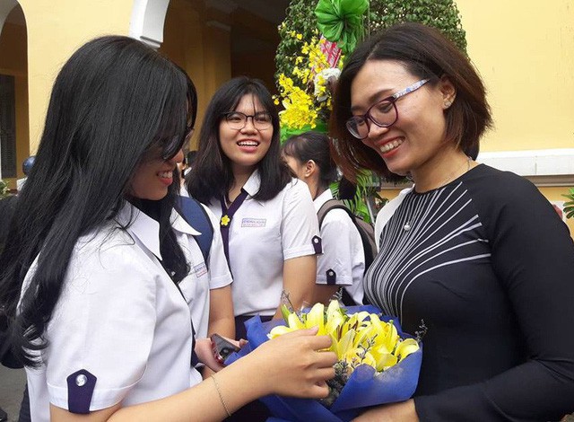 Người thầy đến với nghề bằng tình yêu, trách nhiệm sẽ tìm thấy niềm vui trong công việc. Trong ảnh: Cô trò Trường THPT Nguyễn Thị Minh Khai, TPHCM trong dịp 20/11.