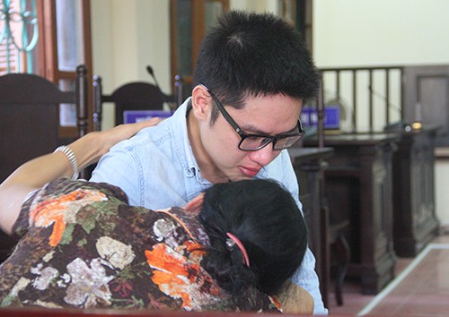 Bị cáo Kiên và mẹ ôm nhau khóc trong phiên sơ thẩm. Ảnh: Đức Hùng