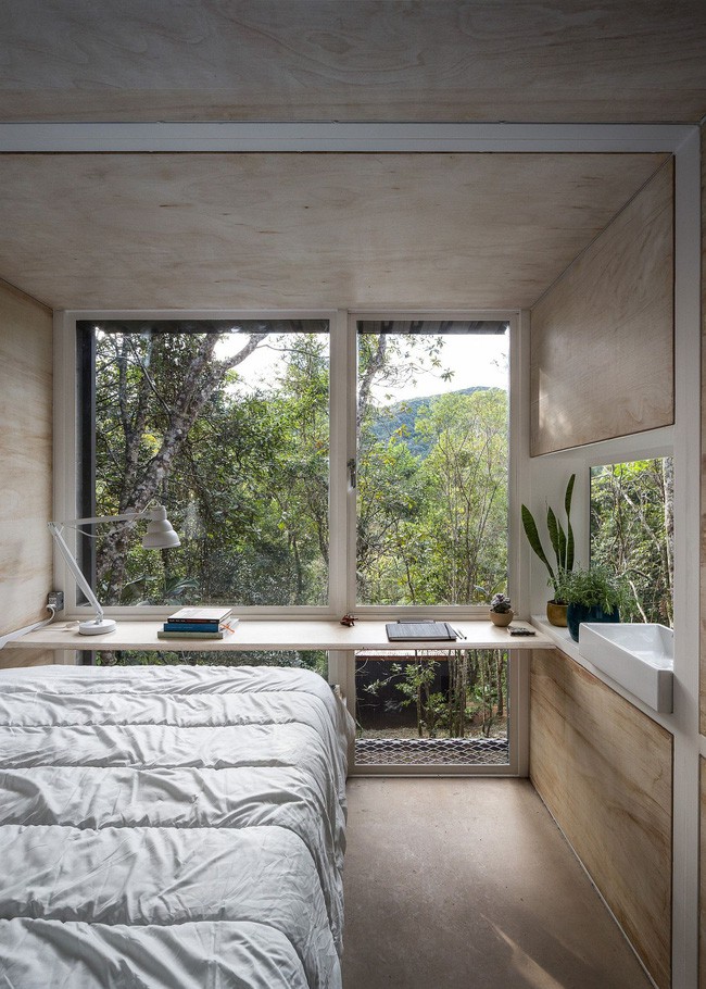 Nội thất với bàn, giường và bồn rửa là những thứ tối thiểu đều có trong ngôi nhà này.