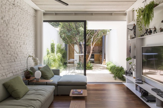 Góc phòng khách xinh xắn, chan hòa ánh nắng.