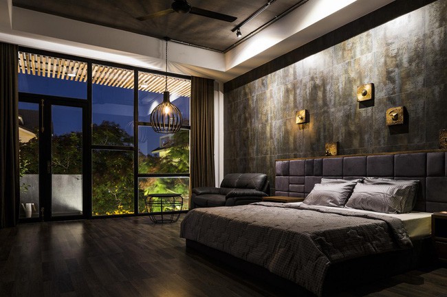 Phòng ngủ đơn giản, mộc mạc với khoảng thoáng rộng.