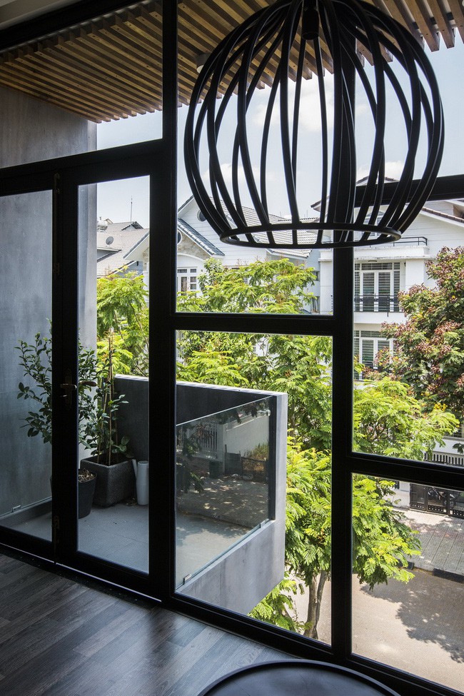 Khoảng ban công nhỏ vừa đủ cho những phút riêng tư, muốn thư giãn của gia chủ.