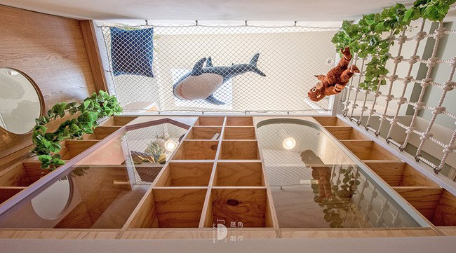 Ở tầng một, các tủ lưu trữ được sử dụng trong khu vực đã được lên kế hoạch, nên lên tầng hai, toàn bộ dãy tủ quần áo bằng gỗ được lên kế hoạch dọc theo mặt tiền. Khu lưu trữ được kết nối từ cửa phòng ngủ đến tủ sách.