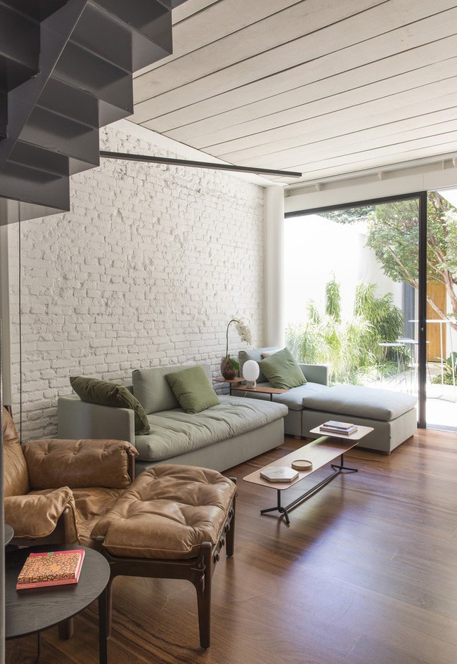 Căn phòng khách với màu gỗ ấm cúng.