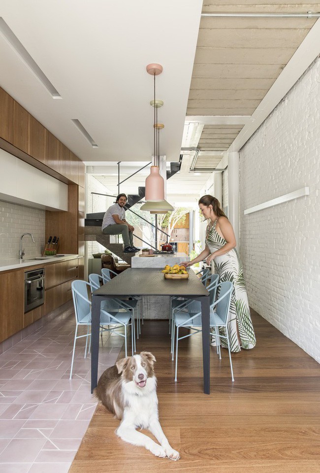 Góc bếp bình yên với cách bố trí thông minh, bếp chạy dọc theo bức tường. Bàn ăn bố trí ngay cạnh để mọi người quây quần, trò chuyện cùng nhau.