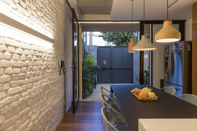 Bức tường gạch trần trở thành điểm nhấn nổi bật xuyên suốt ngôi nhà.