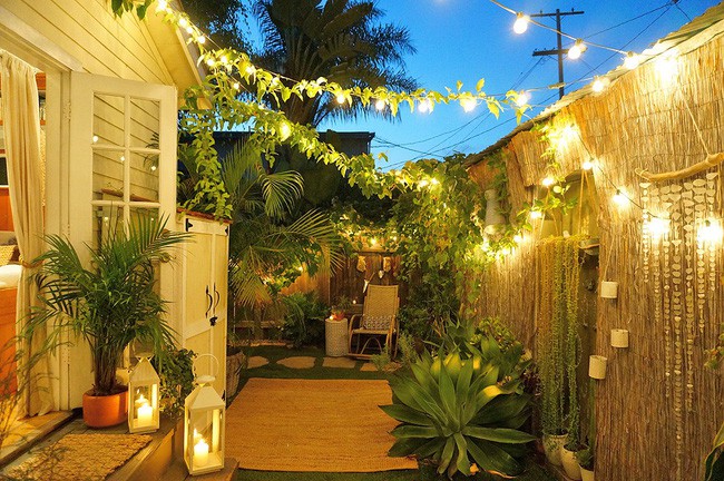 Sau khi đã biến tủ đồ thành phòng riêng cho cậu con trai nhỏ, cặp đôi đã chuyển tủ ra ngoài sân. Ngoài gia cố phần mái cẩn thận, cặp đôi còn bố trí thêm một lớp tủ khác nữa để đảm bảo việc lưu trữ được tốt nhất. Đây là nơi cặp đôi lưu trữ những món đồ quan trọng của mình. Ngoài ra các ngăn chứa khủng dưới băng ghế và gầm giường cũng đã giải quyết khá tốt việc lưu trữ rồi.