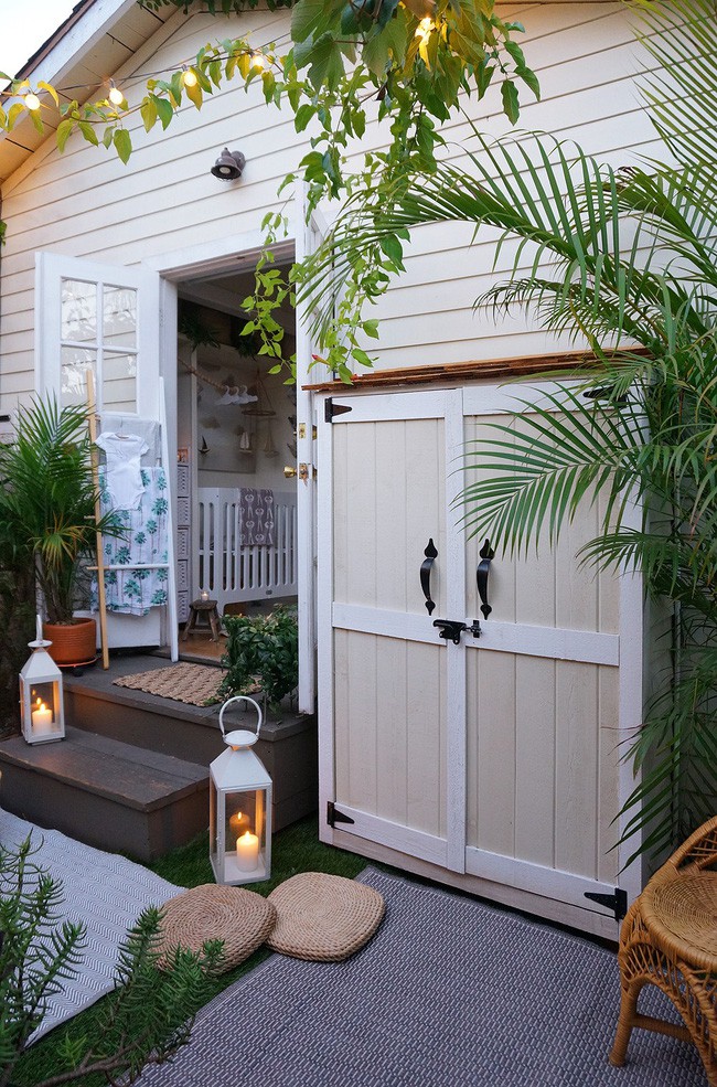 Chiếc tủ nhỏ dường như chẳng ảnh hưởng gì đến không gian chung của ngôi nhà. Chất liệu gỗ sáng màu hoàn toàn ăn nhập với tổng thể chung. Nhờ đó, gia đình trẻ cùng 2 chú chó vẫn hoàn toàn có thể sống những ngày an yên, thậm chí mở những bữa tiệc ấm cúng ngay trong ngôi nhà của mình.