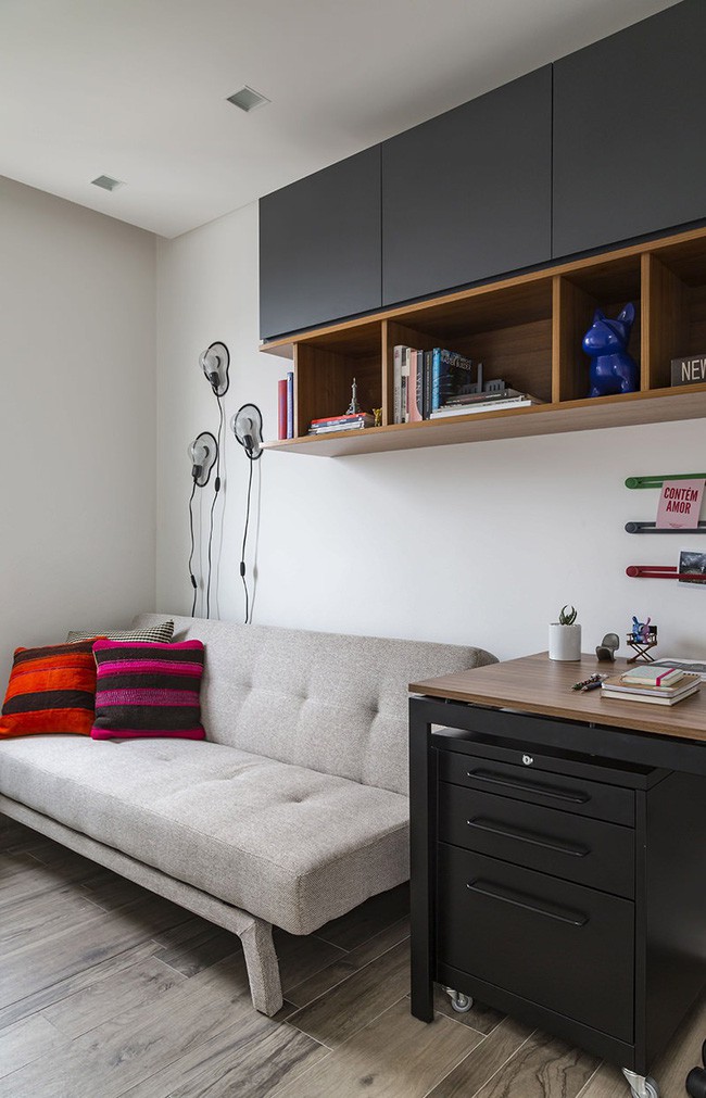 Góc làm việc và sofa giường đa năng.