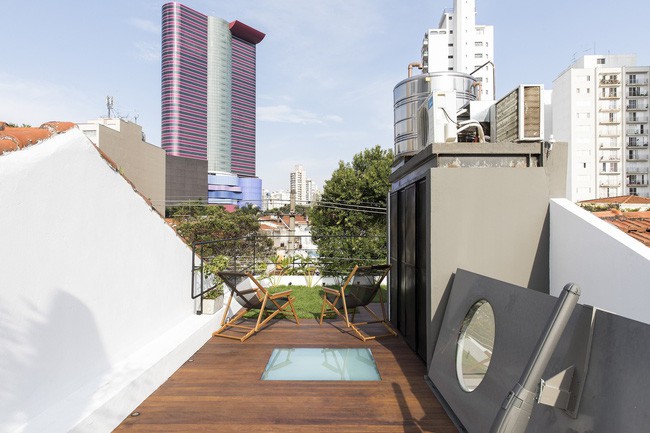 Phần diện tích sân thượng được thiết kế đầy mê hoặc với góc thư giãn trò chuyện hóng mát ai nhìn cũng thích thú.