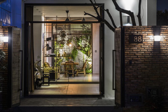 Tầng 1 được dành cho không gian sử dụng chung, ăn uống của ngôi nhà.