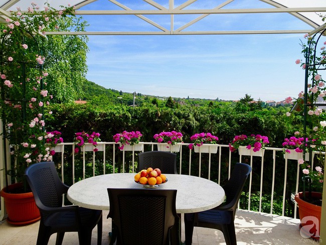 Góc trò chuyện ở ban công.