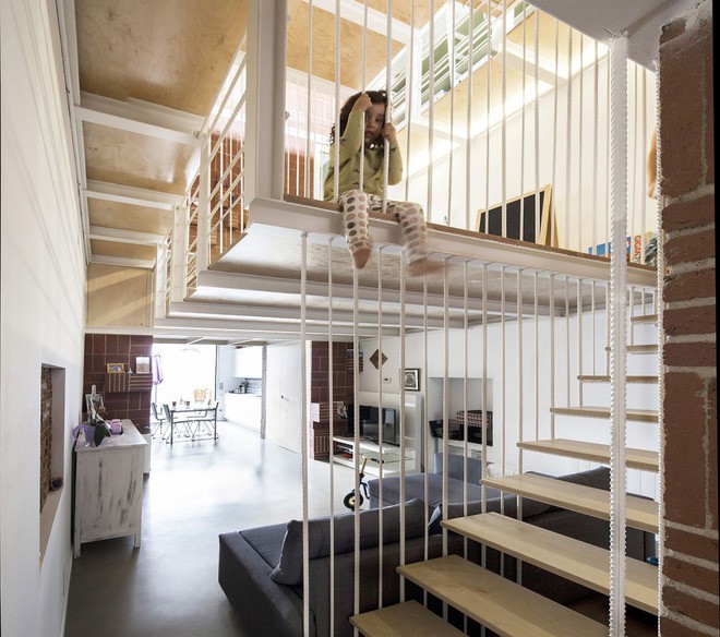 Tiếp nối với phòng bếp và khu vực ăn uống là không gian dành cho sinh hoạt chung của gia đình. Mọi nội thất đều được bố trí sát tường, tận dụng tối đa bức tường để nhường cho sàn khoảng rộng tạo sự thông thoáng và tiện lợi cho trẻ con vui chơi.