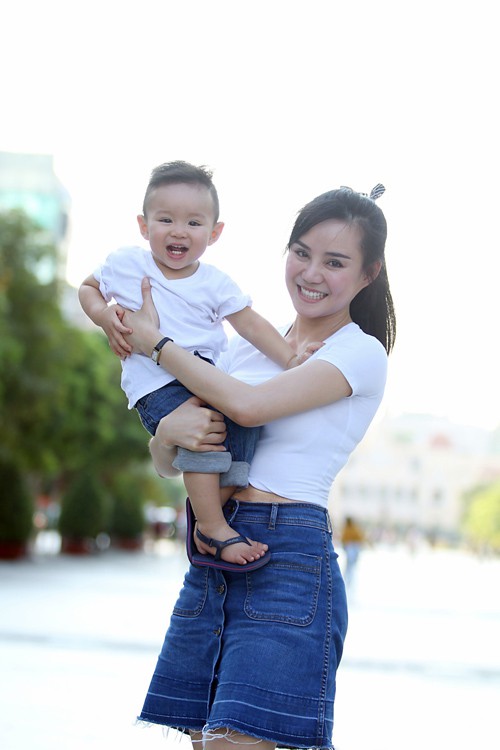 Con trai Vy Oanh lần đầu lộ diện trước c&ocirc;ng ch&uacute;ng hồi th&aacute;ng 5/2016.