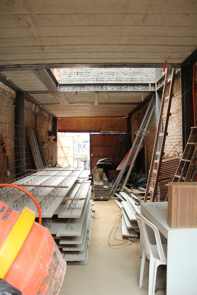 Không gian bên trong được giữ lại phần khung và sửa chữa, cải tạo lại toàn bộ nội thất và hoàn thiện thô.