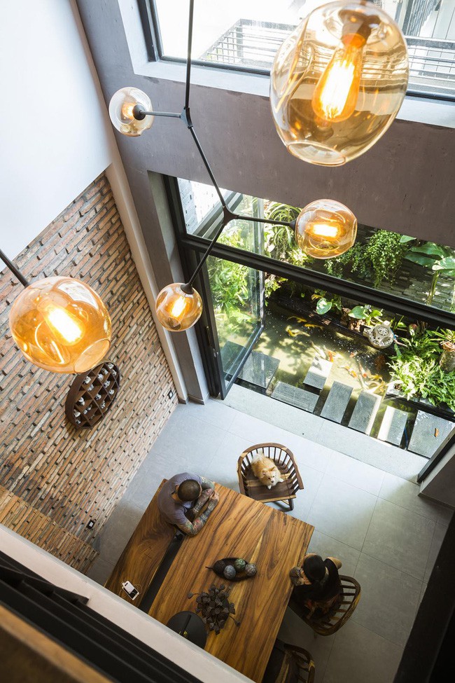 Khoảng sân vườn tiểu cảnh sau nhà giúp làm mềm và mang màu xanh đến cho nơi ở.