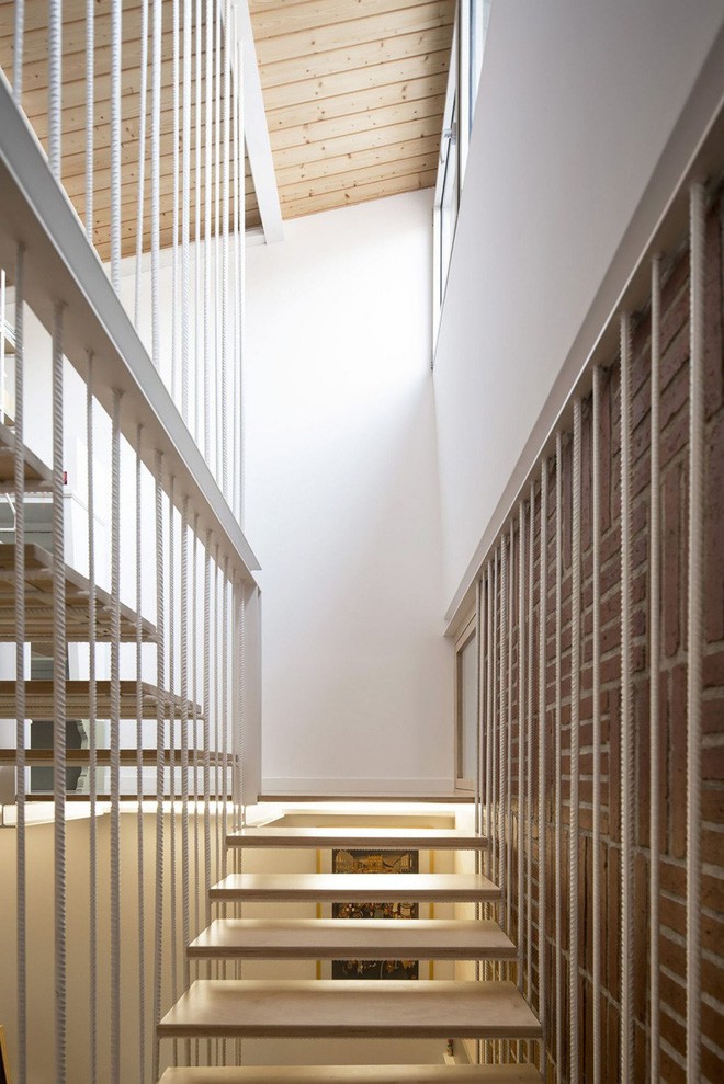 Cầu thang được kết nối với các cột kim loại vô cùng ấn tượng, đồng thời cách làm này mang đến vẻ đẹp thông thoáng và hiện đại cho không gian.