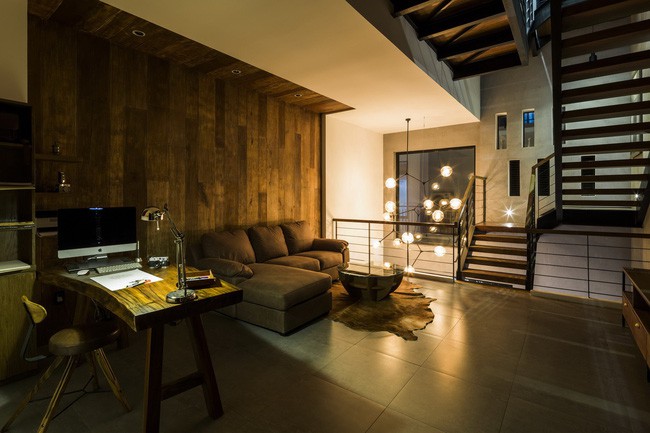 Phòng làm việc kiêm phòng khách với góc nhìn mở xuống khu tiểu cảnh.