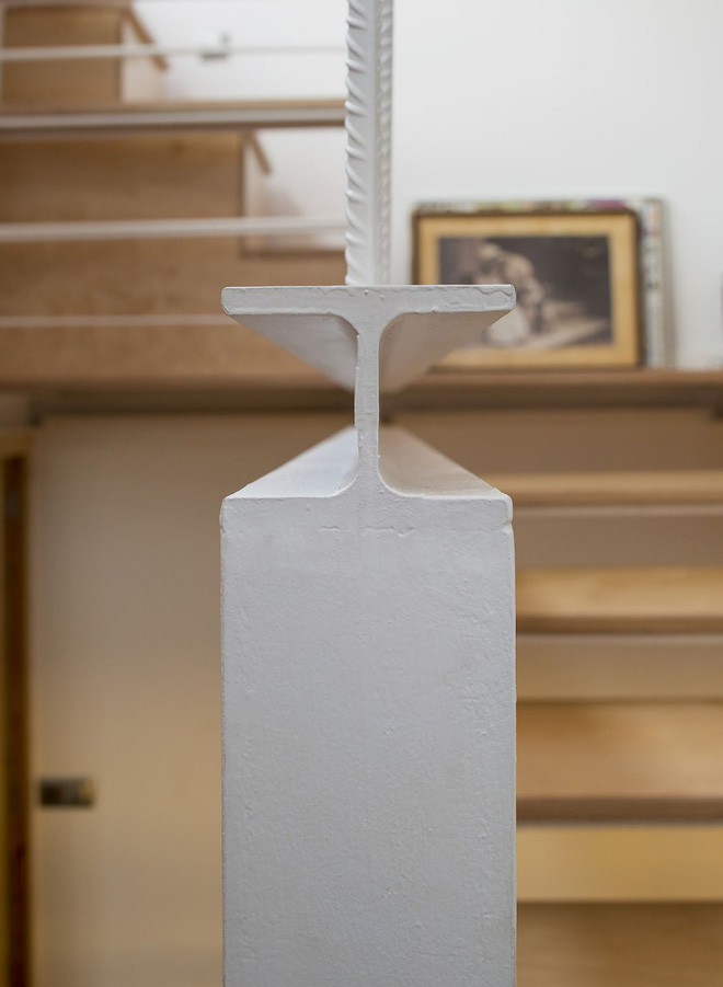 Cột kim loại sơn trắng tạo điểm nhấn cho không gian sống.