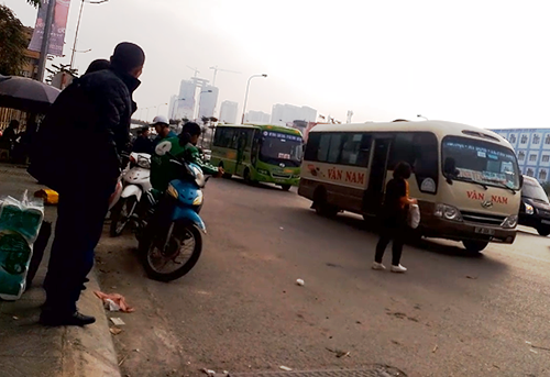 
Xe khách nối đuôi nhau “bò” trên đường Phạm Văn Đồng khiến giao thông tuyến đường này luôn ùn ứ.
