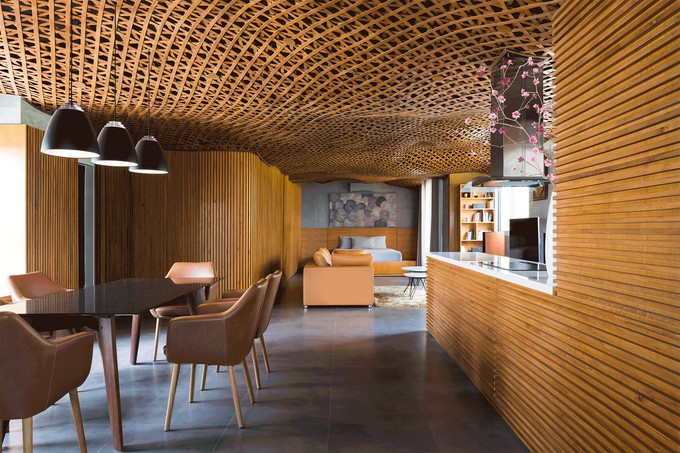 Vì thế, tất cả các vách tường ngăn chia không gian cũ đã được phá bỏ, thay vào đó là những vách ngăn di động. Nhờ giải pháp này, từ một căn hộ với nhiều phòng riêng nhỏ lẻ trở thành một không gian đa năng được vận hành linh động.