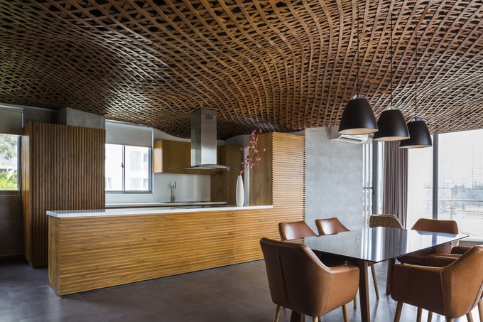 Tổng chi phí cho việc hoàn thiện rơi vào khoảng 1,2 - 1,5 tỷ. Riêng chi phí thi công gỗ là 900 triệu, gạch cho sàn và tường là 100 triệu, thiết bị nội thất 100 triệu, thiết bị vệ sinh 40 triệu. Các thiết bị khác như tủ lạnh, bếp, máy hút, lò vi sóng, lò nướng được chủ nhà mua sắm riêng.