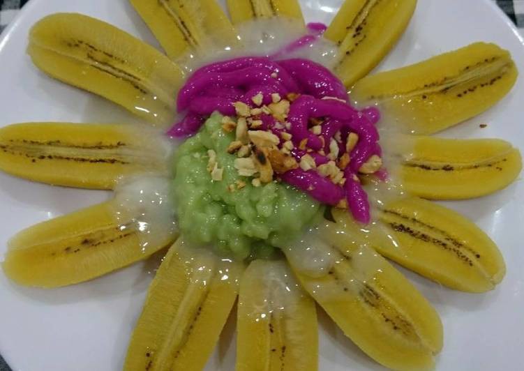  Chuối s&aacute;p, b&aacute;nh lọt l&ecirc;n, chan cốt dừa v&agrave; &iacute;t đậu phộng rang. 