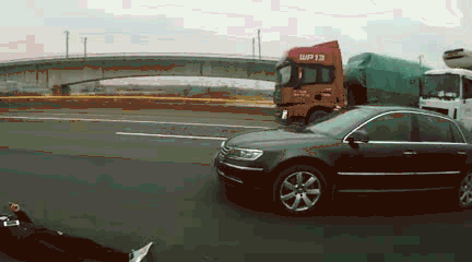 Thanh ni&ecirc;n nằm co giật tr&ecirc;n đường cao tốc đ&ocirc;ng xe cộ qua lại.