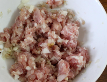 Bước 2: Cho thịt heo xay vào tô thêm chút gia vị, hành khô băm nhỏ và hạt tiêu trộn đều.