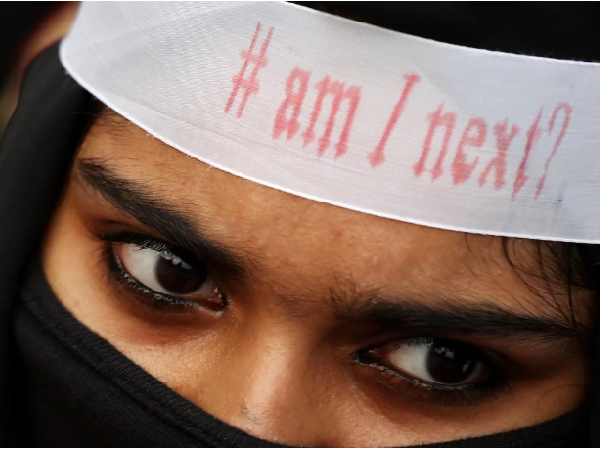 B&igrave;nh quần mỗi ng&agrave;y c&oacute; tới hơn 100 vụ h&atilde;m hiếp phụ nữ tại Ấn Độ được b&aacute;o c&aacute;o